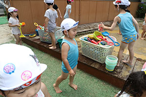 どろんこ遊び　ばら・たんぽぽ