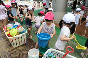 どろんこ遊び　ばら・たんぽぽ