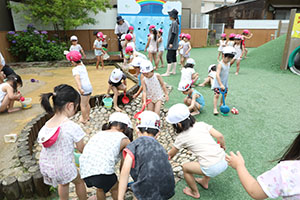どろんこ遊び　ばら・たんぽぽ