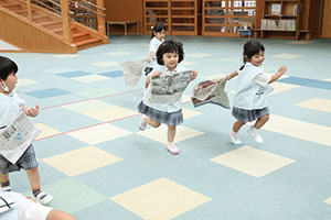 エンゼルドームで新聞紙×かけっこ　ことり