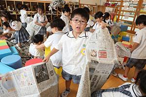 新聞紙遊び　ひまわり温泉♨　　ひまわり