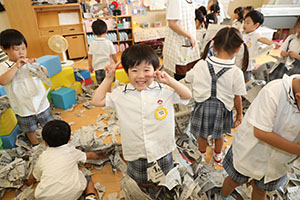 新聞紙遊び　ひまわり温泉♨　　ひまわり