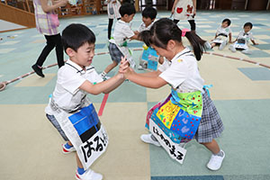 お相撲ごっこで大盛り上がり！　A
