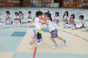 お相撲ごっこで大盛り上がり！　A