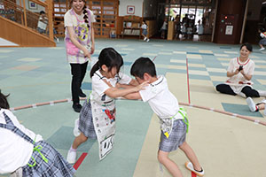 お相撲ごっこで大盛り上がり！　A