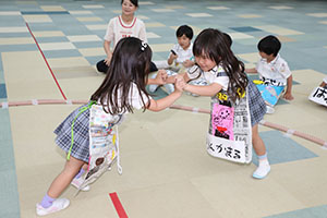 お相撲ごっこで大盛り上がり！　A