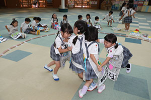 お相撲ごっこで大盛り上がり！　A