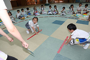 お相撲ごっこで大盛り上がり！　A