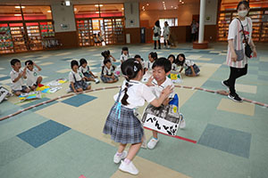 お相撲ごっこで大盛り上がり！　A