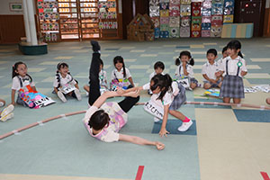 お相撲ごっこで大盛り上がり！　A