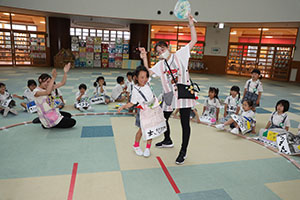 お相撲ごっこで大盛り上がり！　A