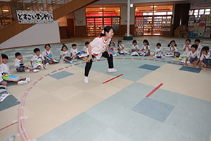 お相撲ごっこで大盛り上がり！　A