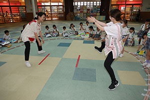 お相撲ごっこで大盛り上がり！　A