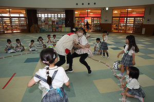 お相撲ごっこで大盛り上がり！　A