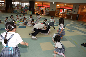 お相撲ごっこで大盛り上がり！　A