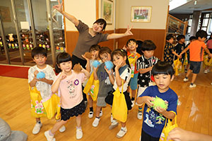 エンゼル七夕まつり　ヨーヨーすくい　年長・2歳児クラス