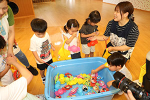 エンゼル七夕まつり　ヨーヨーすくい　年長・2歳児クラス