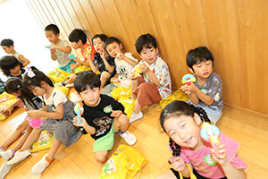 エンゼル七夕まつり　ヨーヨーすくい　年長・2歳児クラス