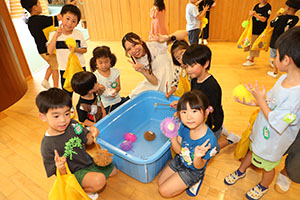 エンゼル七夕まつり　ヨーヨーすくい　年長・2歳児クラス