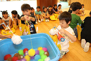 エンゼル七夕まつり　ヨーヨーすくい　年長・2歳児クラス
