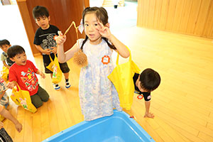 エンゼル七夕まつり　ヨーヨーすくい　年長・2歳児クラス