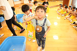 エンゼル七夕まつり　ヨーヨーすくい　年長・2歳児クラス