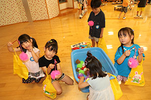 エンゼル七夕まつり　ヨーヨーすくい　年長・2歳児クラス