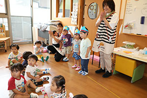 7月生まれのお誕生会　ーボディペインティングー　　2歳児クラス