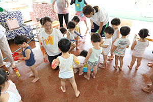 7月生まれのお誕生会　ーボディペインティングー　　2歳児クラス