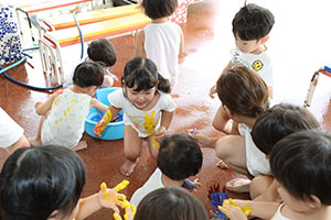 7月生まれのお誕生会　ーボディペインティングー　　2歳児クラス