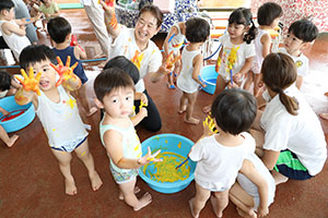 7月生まれのお誕生会　ーボディペインティングー　　2歳児クラス