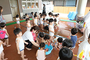 7月生まれのお誕生会　ーボディペインティングー　　2歳児クラス