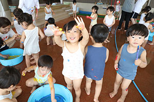7月生まれのお誕生会　ーボディペインティングー　　2歳児クラス