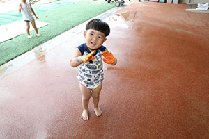 7月生まれのお誕生会　ーボディペインティングー　　2歳児クラス