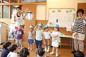 7月生まれのお誕生会　ーボディペインティングー　　2歳児クラス