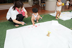 7月生まれのお誕生会　ーボディペインティングー　　2歳児クラス