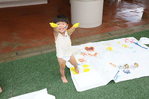 7月生まれのお誕生会　ーボディペインティングー　　2歳児クラス