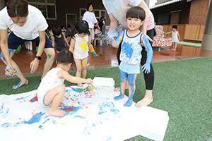 7月生まれのお誕生会　ーボディペインティングー　　2歳児クラス