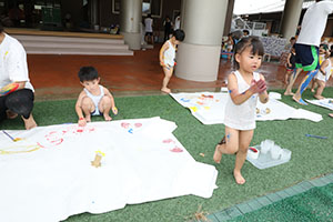 7月生まれのお誕生会　ーボディペインティングー　　2歳児クラス