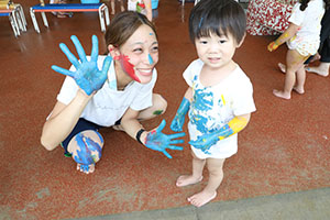 7月生まれのお誕生会　ーボディペインティングー　　2歳児クラス