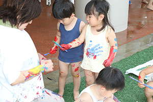 7月生まれのお誕生会　ーボディペインティングー　　2歳児クラス
