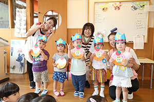 7月生まれのお誕生会　ーボディペインティングー　　2歳児クラス