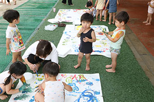 7月生まれのお誕生会　ーボディペインティングー　　2歳児クラス