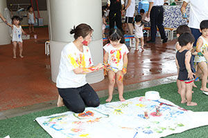 7月生まれのお誕生会　ーボディペインティングー　　2歳児クラス
