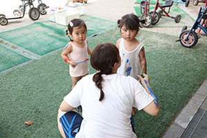 7月生まれのお誕生会　ーボディペインティングー　　2歳児クラス