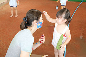 7月生まれのお誕生会　ーボディペインティングー　　2歳児クラス