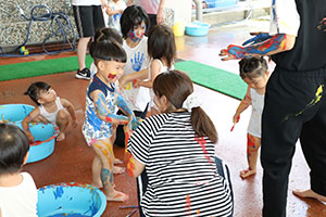 7月生まれのお誕生会　ーボディペインティングー　　2歳児クラス