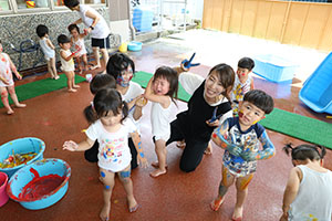 7月生まれのお誕生会　ーボディペインティングー　　2歳児クラス