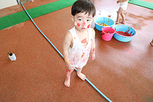 7月生まれのお誕生会　ーボディペインティングー　　2歳児クラス