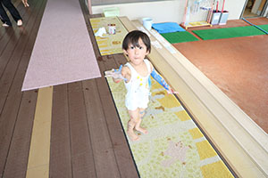 7月生まれのお誕生会　ーボディペインティングー　　2歳児クラス
